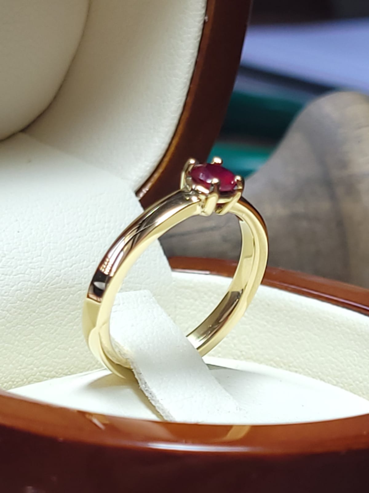 Anillo Solitario de Oro Amarillo 18K con Rubí Natural engastado