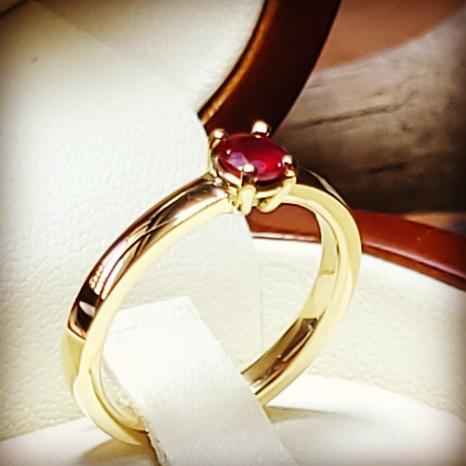 Anillo Solitario de Oro Amarillo 18K con Rubí Natural engastado
